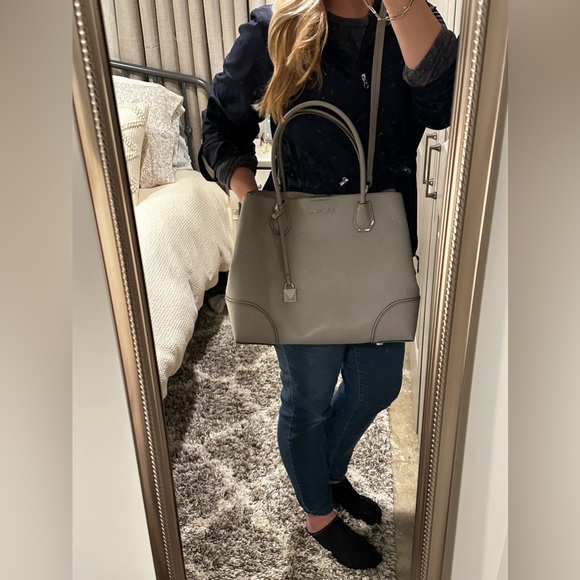 Michael Kors Mercer Gallery Studio Large Center Zip Tote Leather in Pearl Grey - Picture 3 of 15